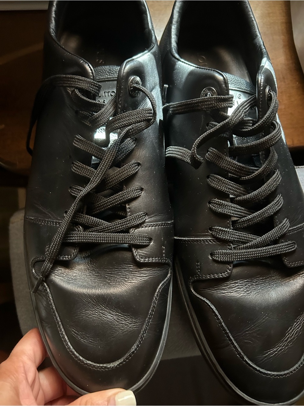 Authentic Louis Vuitton line-up leather sneakers 11